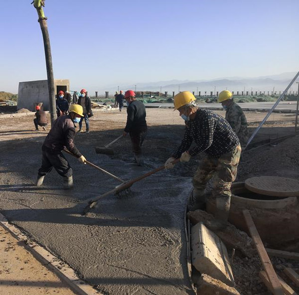 寶雞蟠龍新區污水處理廠(chǎng)項目施工人員對廠(chǎng)區道路面層進(jìn)行混凝土澆筑作業(yè)_副本.jpg